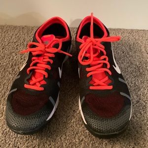 Nike sneaker running shoe.Breathable mesh, lightweight. Excellent condition.